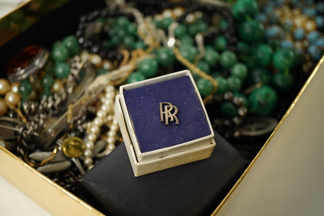 A quantity of assorted jewellery including costume, a 9ct gold fine link chain, malachite bead necklace, amethyst set white metal dragonfly brooch, two silver alberts and a silver hinged bangle, silver sweethearts brooch